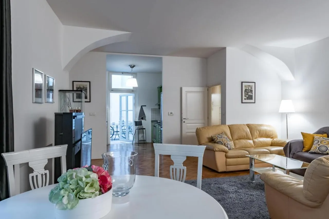 Apartman Carolinum Prague 0*,