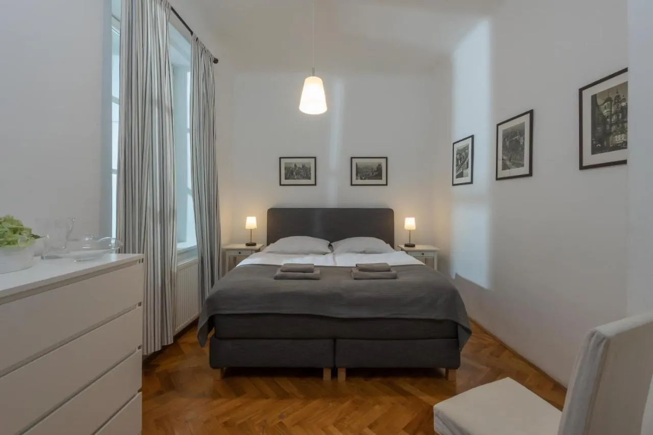 Apartman Carolinum contacts